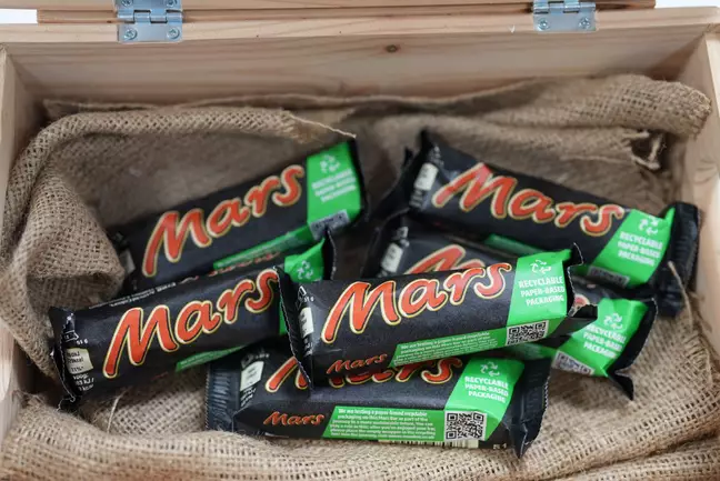 Mars bar wrappers changed from plastic to paper in UK trial